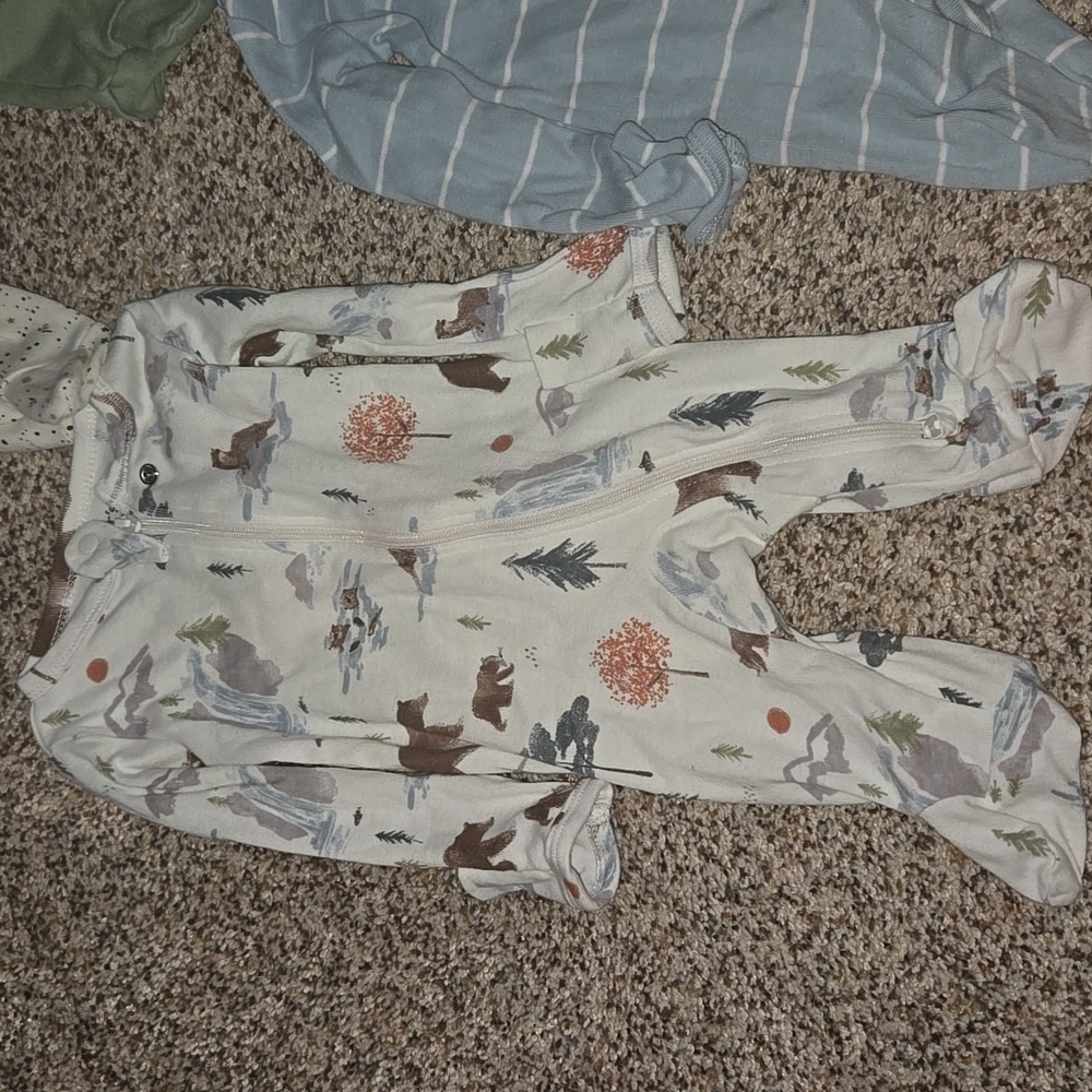 Bundle: 4 sz NB Unisex Footie Pajamas - Magnetic Me x2, Carter's x2 - Picture 7 of 8